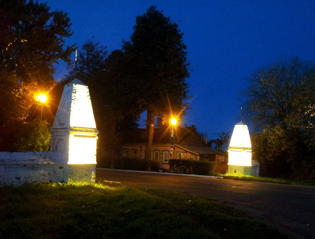 Въезд в сам Суздаль выглядит очень загадочно, особенно в вечернее время