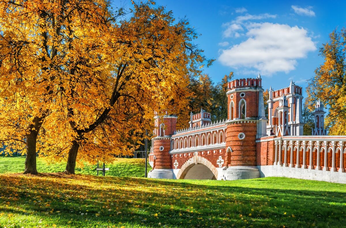 Осенью «Царицыно» представляет собой красивое место для прогулок, особенно в солнечную погоду, с живописными пейзажами и исторической архитектурой.