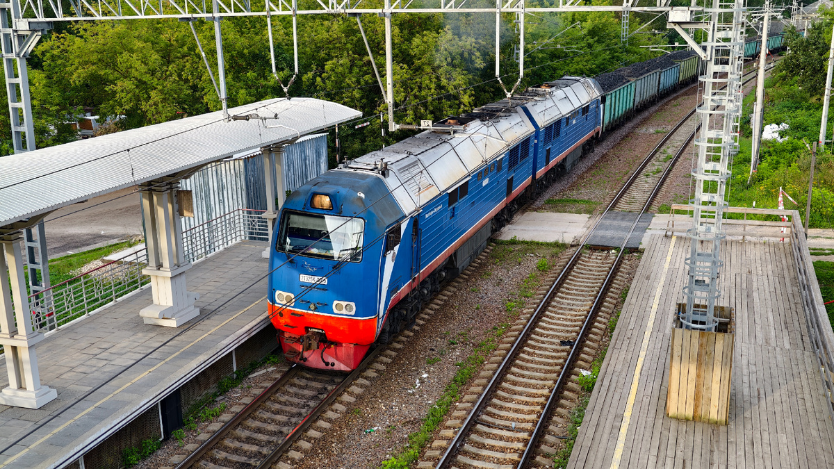 2ТЭ25К-0015 с грузовым поездом