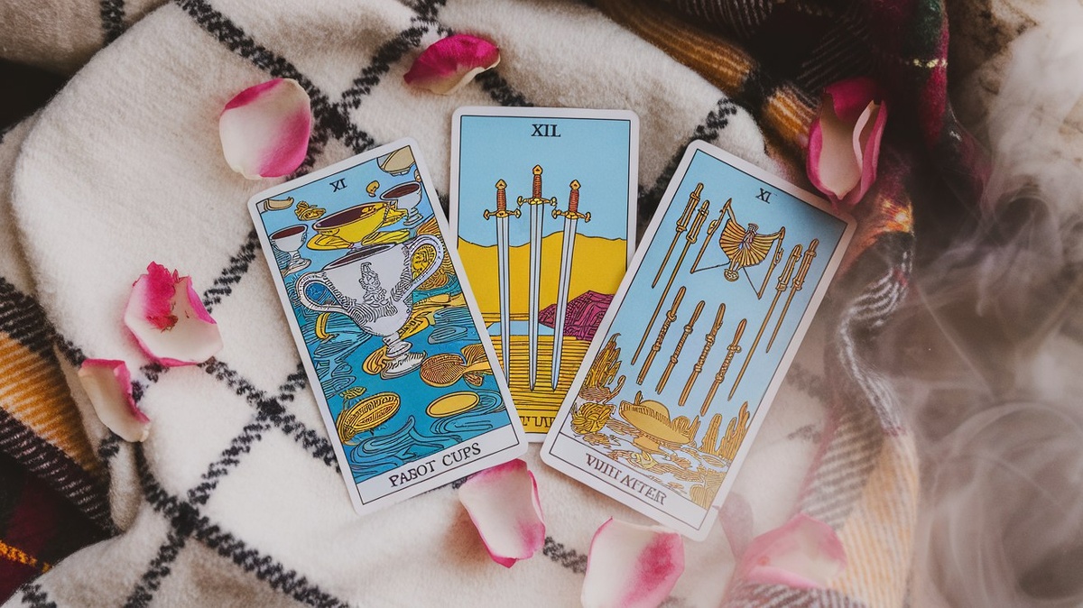 Паж кубков 3 мечей и 6 жезлов 