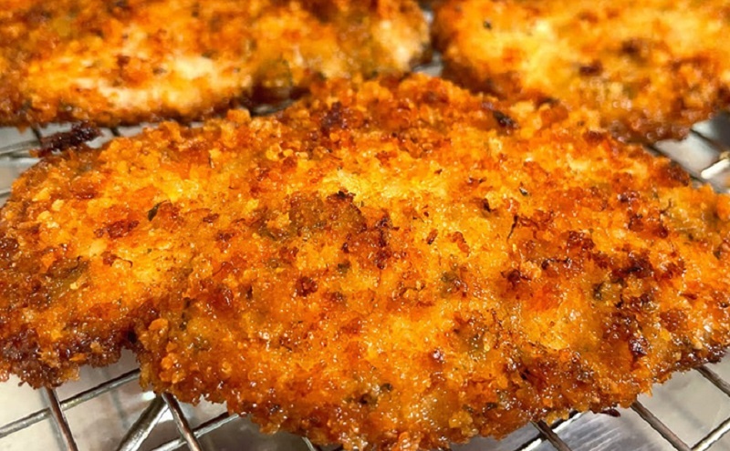 Куриная грудка в кукурузной панировке: секрет сочности и хруста для идеального ужина + салат