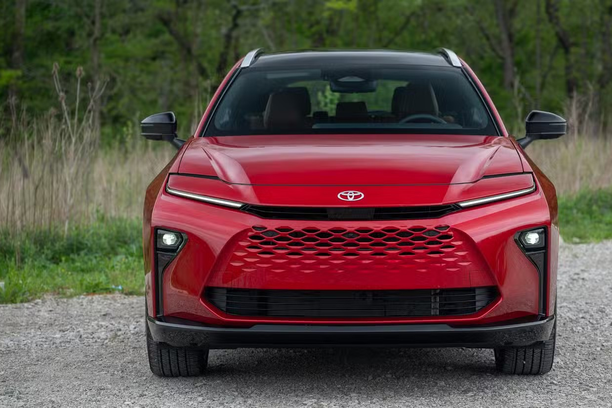 Дизайн передней части Toyota Crown Signia