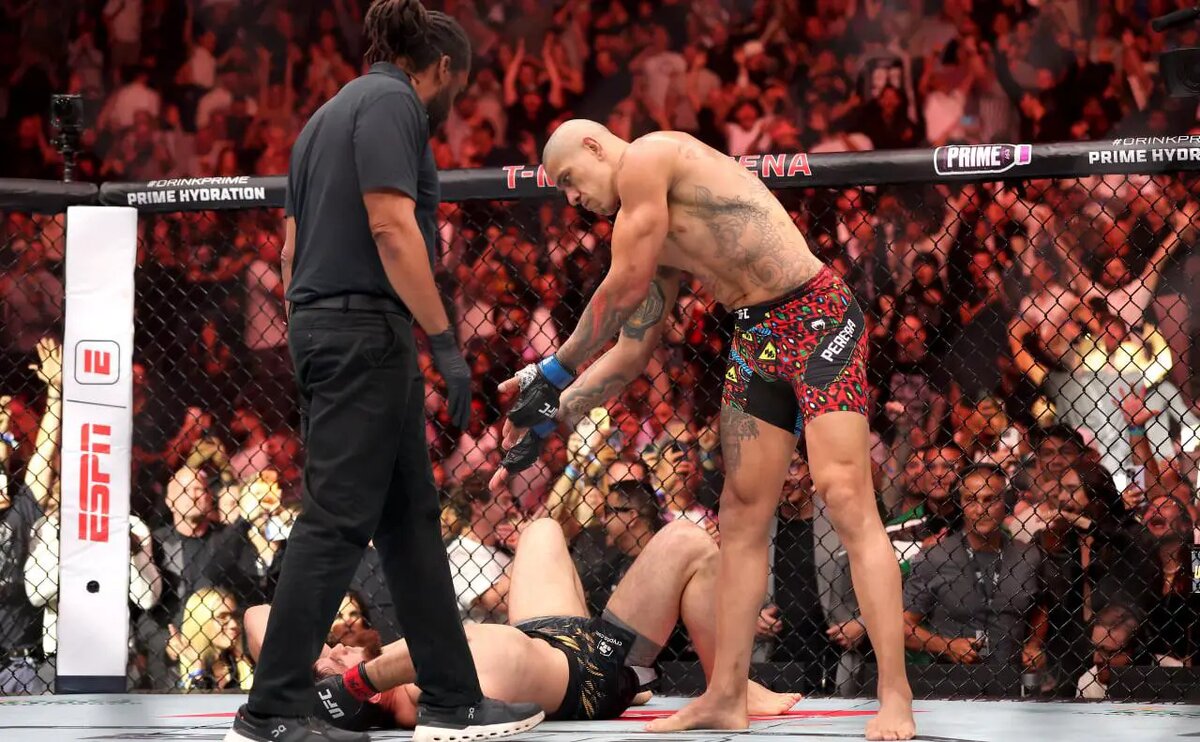    Бразилец Алекс Перейра нокаутировал россиянина Магомеда Анкалаева Фото: Sean M. Haffey / Getty Images Олеся Шмелева