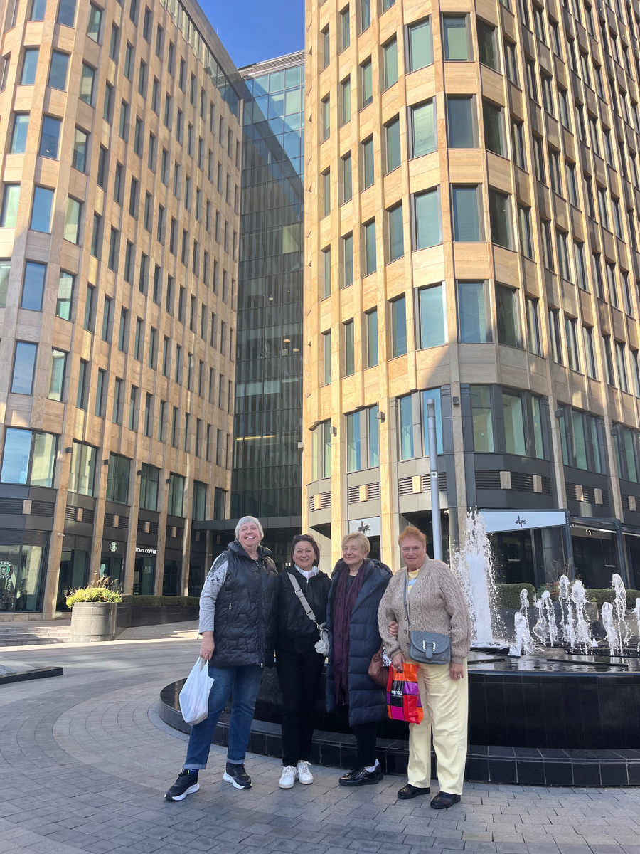 Фото автора. А это мы учителя 🧑‍🏫! Встретились на этой неделе по традиции. Уже 15 лет так делаем.