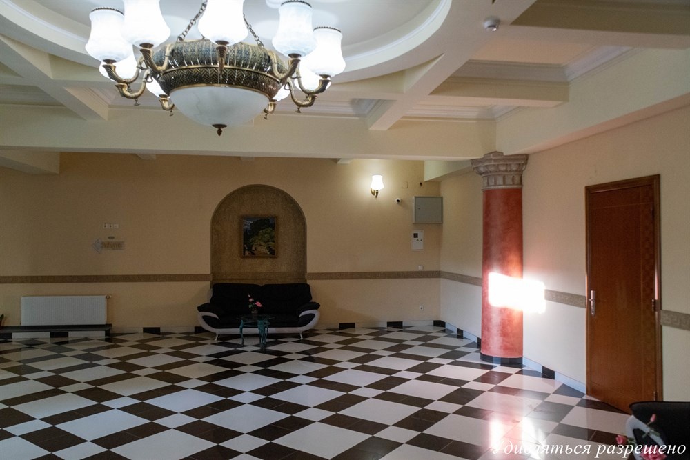 Вот такой холл и стрелку видать плохо