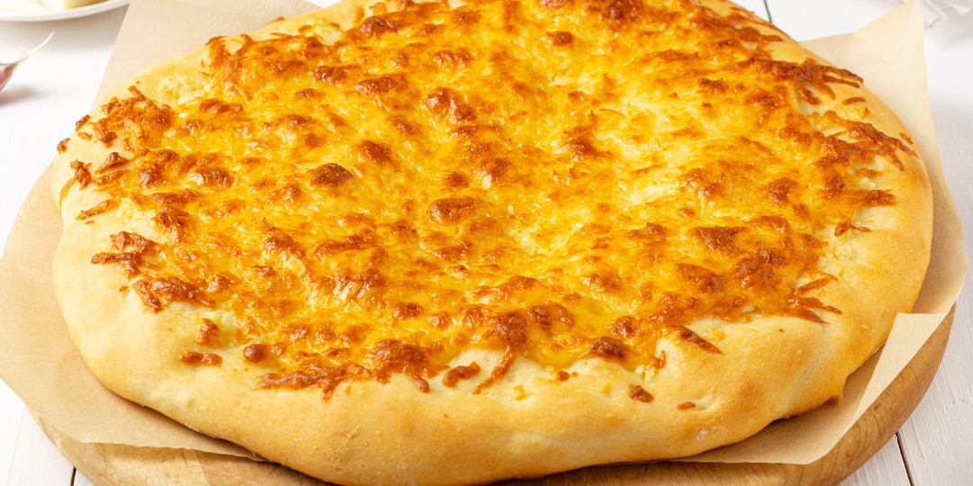 Не пицца, не пирог, а лепёшка на все случаи жизни – простая, горячая и с запахом чеснока, от которого сносит крышу