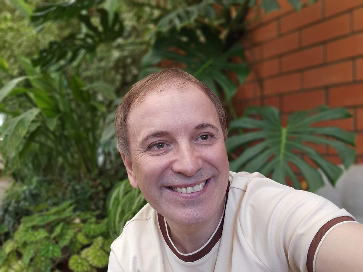 Я ненавидел его. Без дураков! Всеми фибрами души, каждой клеточкой тела! Проклиная очередное (й-а) фонетического разбора, убегающие буквы из корней слов, уменьшительно-ласкательные суффиксы и деепричастные обороты. А он был живым воплощением этого кошмара. Когда заслужил свою первую медаль, он сделал все чтобы класс этого не заметил...
Закончил школу, поступил в Тимирязевку, построил дом, посадил дерево, воспитал сына,три десятка лет создаю передачи о жизни на федеральном канале Россия1. Спасибо за урок  Роман Евгеньевич.