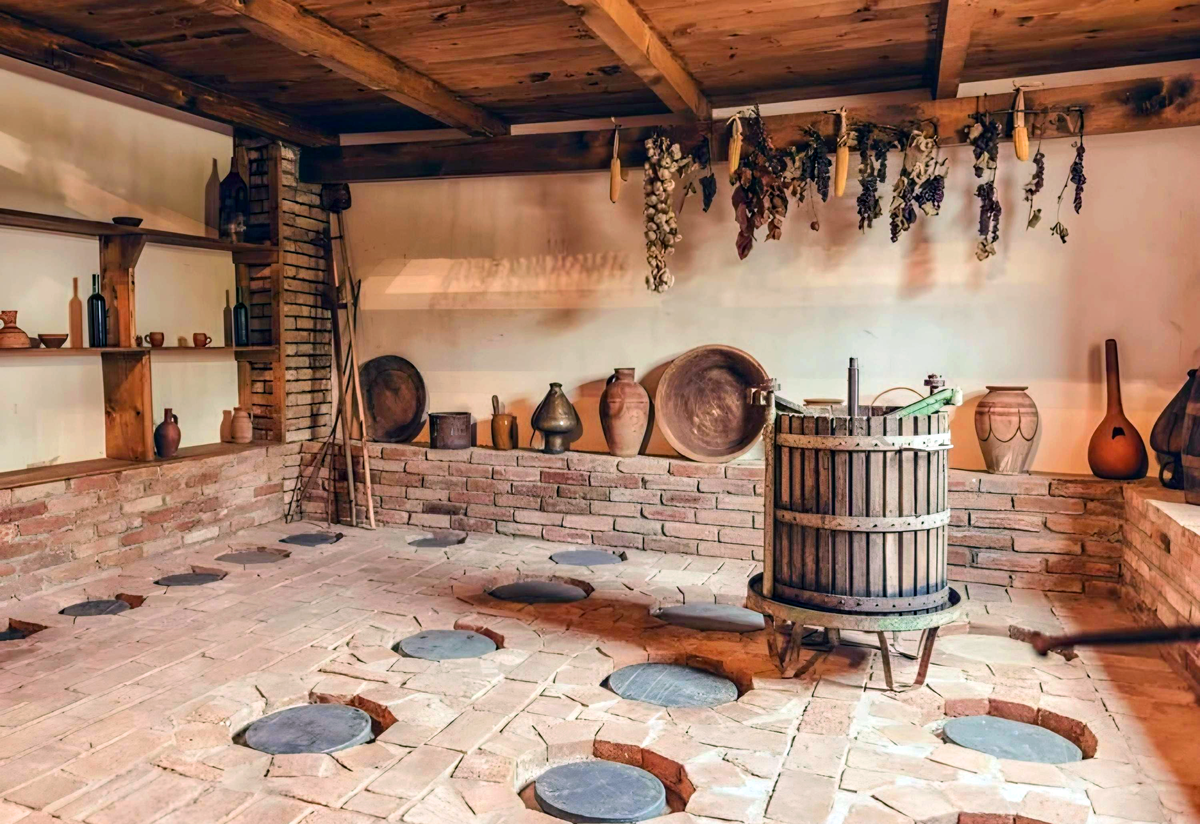 Марани - грузинский погреб с вкопанными кувшинами квеври, в которых зрело вино.