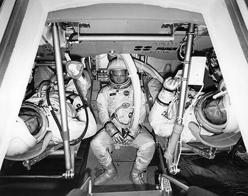 29 марта 1966 года. Инженеры компании North American Aviation - Ричард Эрман, Джон Мойлес и Норман Абелл сидят внутри командного модуля Apollo CM Block I, перед началом двухнедельного испытания в "колоколе".