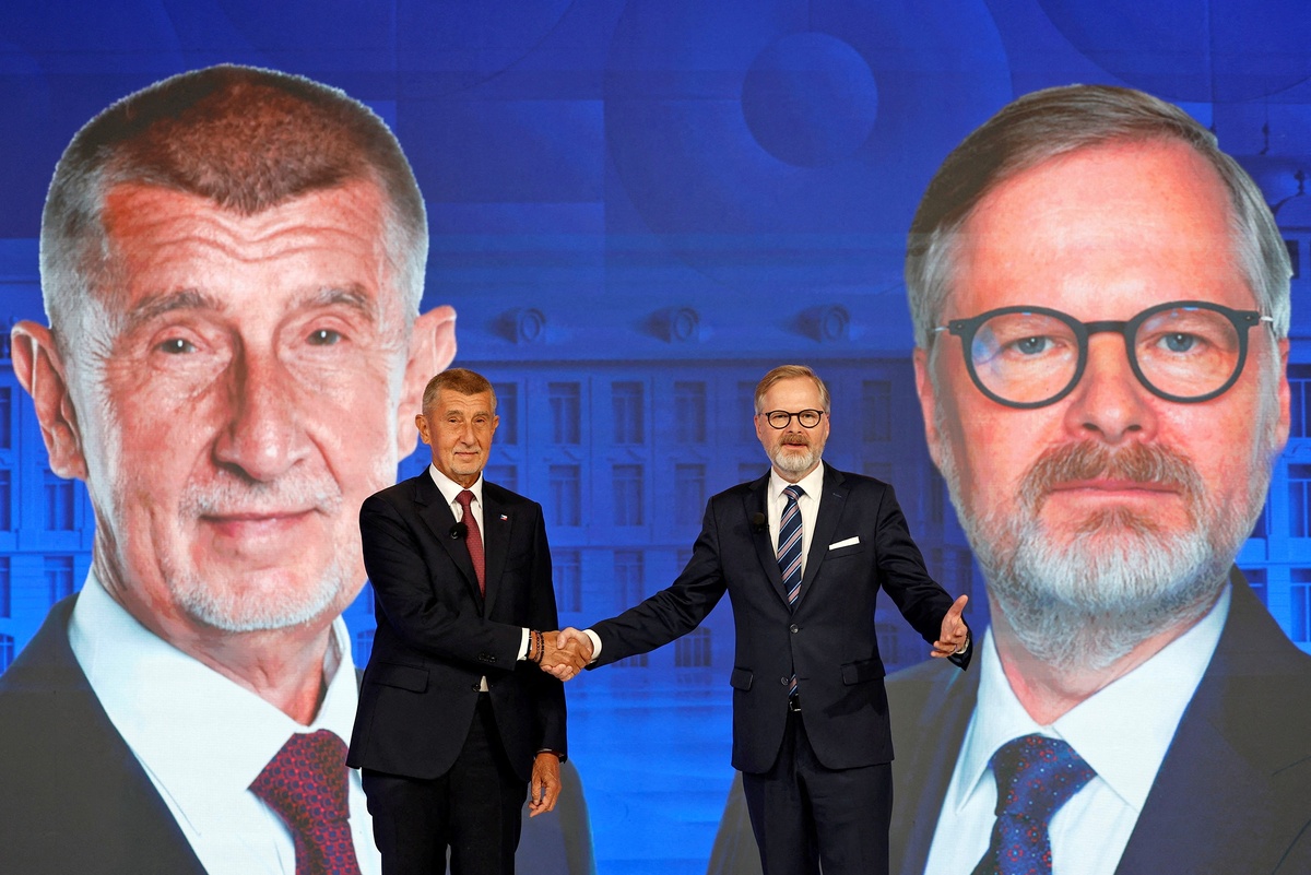    Премьер-министр Чехии, лидер Гражданской демократической партии (ODS) и коалиции "Вместе" Петр Фиала и лидер партии АНО Андрей Бабиш пожимают друг другу руки перед телевизионными дебатами в преддверии парламентских выборов./Reuters