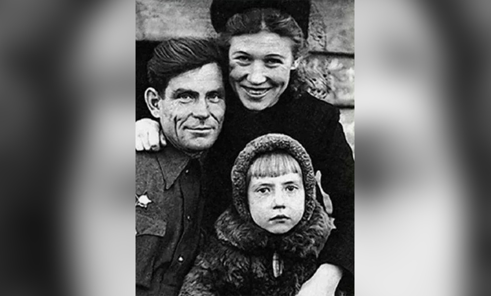 Инна с папой и мамой. Фото из открытых источников в интернете.