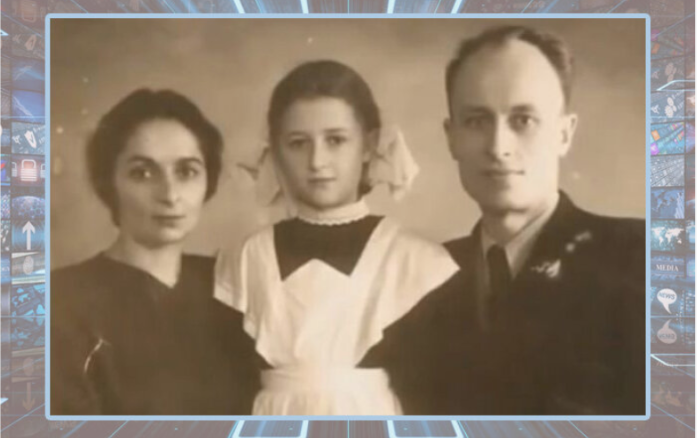 Регина Дубовицкая в детстве с родителями 