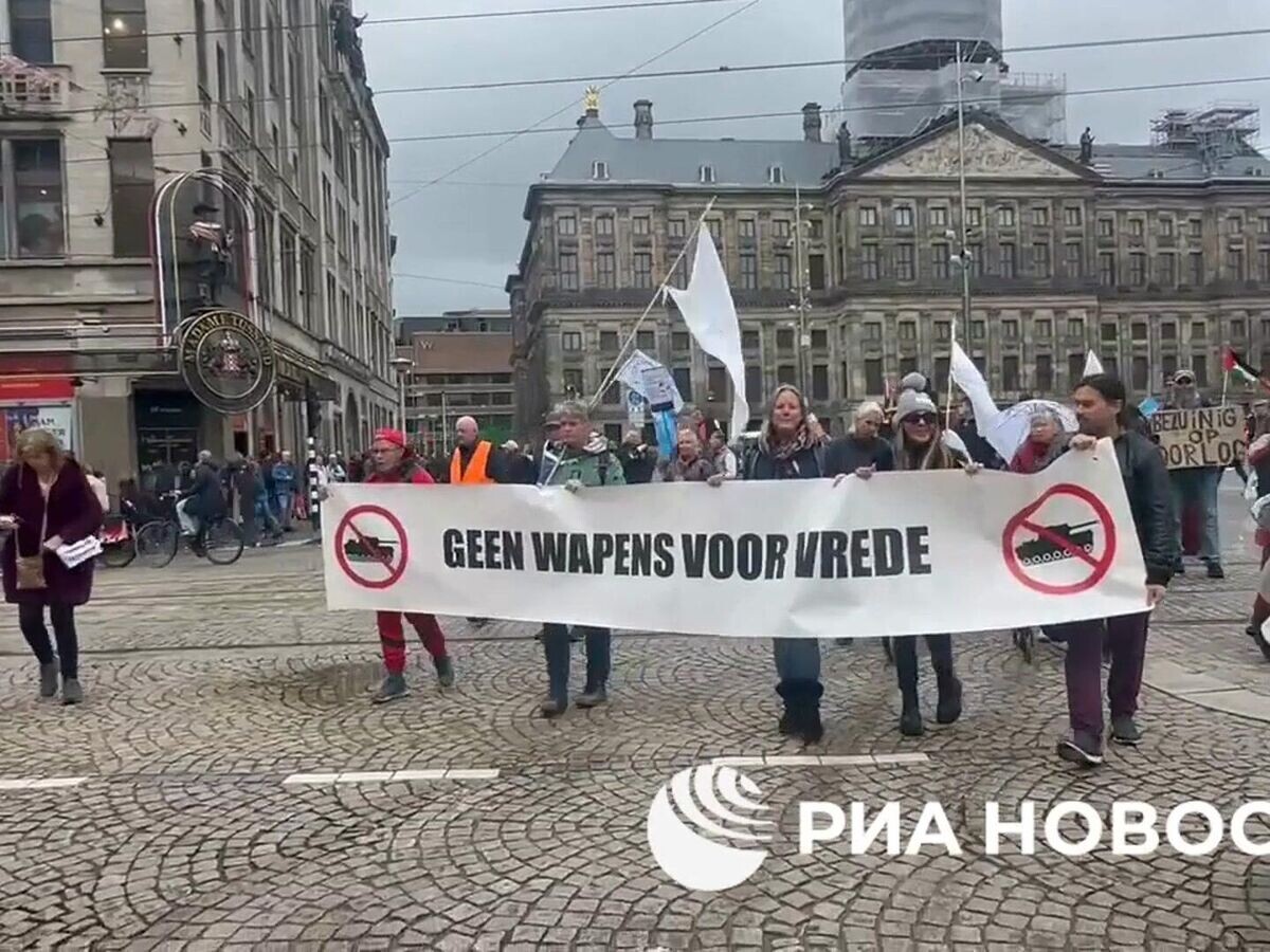   Демонстрация за мир и против поставок оружия Украине в Амстердаме© РИА Новости