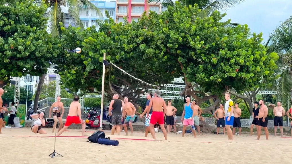 Нячанг. Собираемся и играем в волейб................ол на пляже.