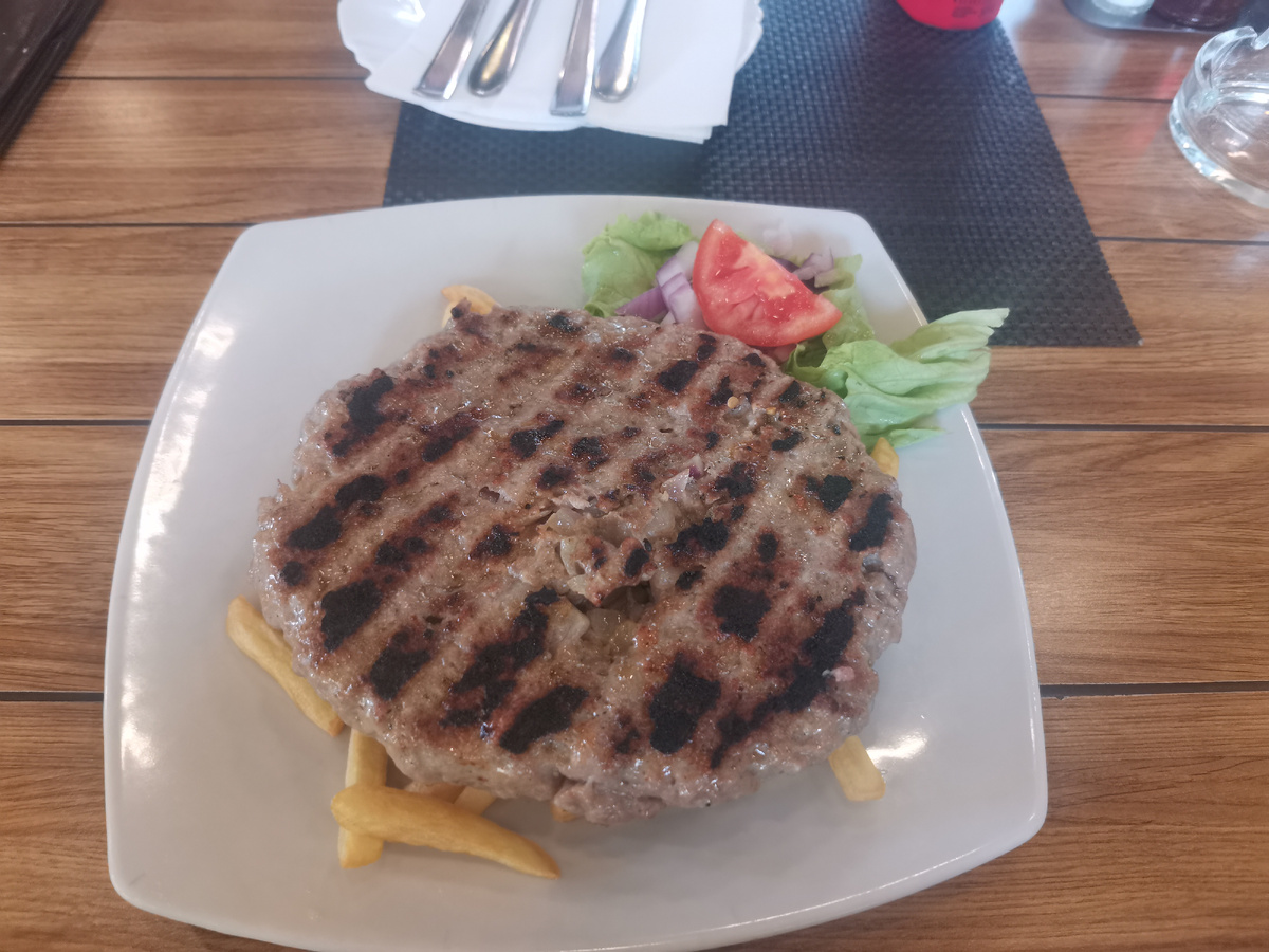 Плескавица 300 г. Сочная. Но не моё это, рубленое мясо