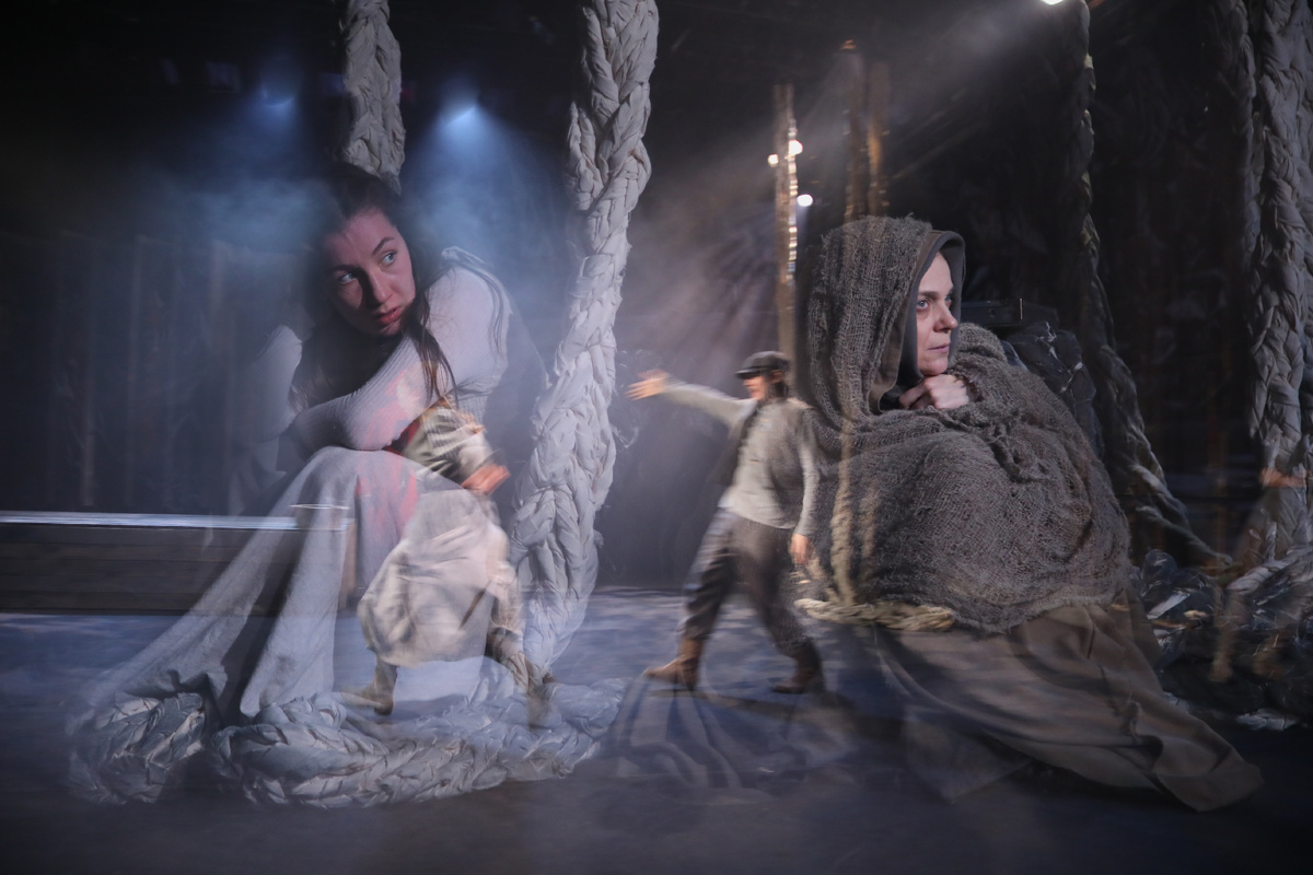 Алина Юсупова и Наталья Тищенко в спектакле "Олеся", 2024 г. Фото автора. 