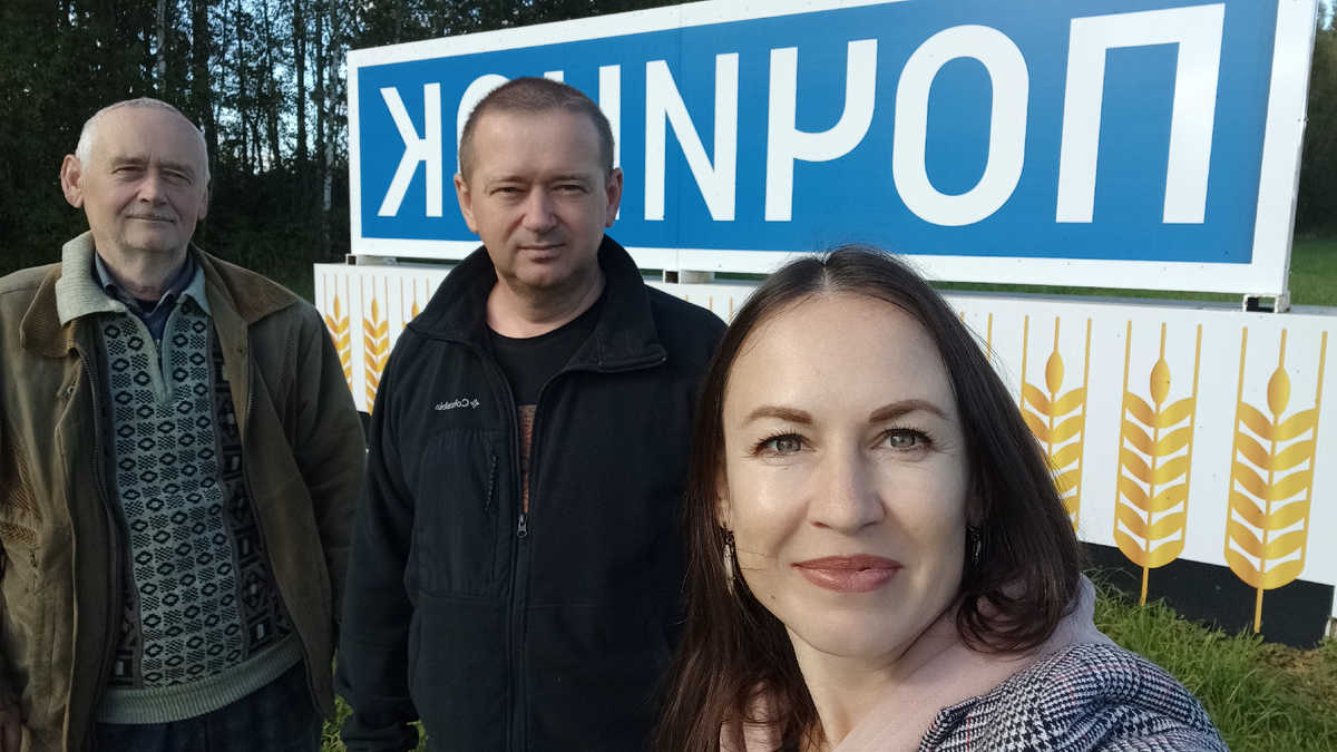 С братом и дядей на въезде в Починок. Просто не могла не сфотографироваться здесь.