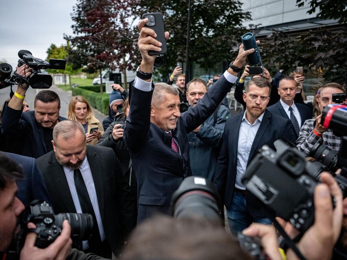    Лидер ANO Андрей Бабиш возле штаб-квартиры движения в Праге, Чехия© Getty Images / Anadolu / Lukas Kabon