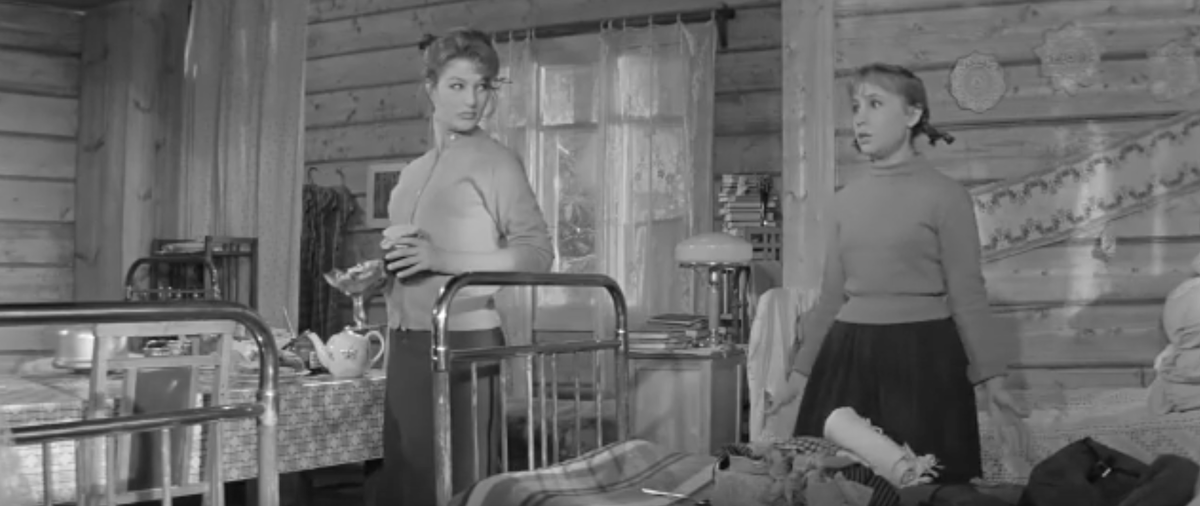    Какие часы подарили Тосе в фильме "Девчата" (0+) - по какой цене их продают сейчас перекупы