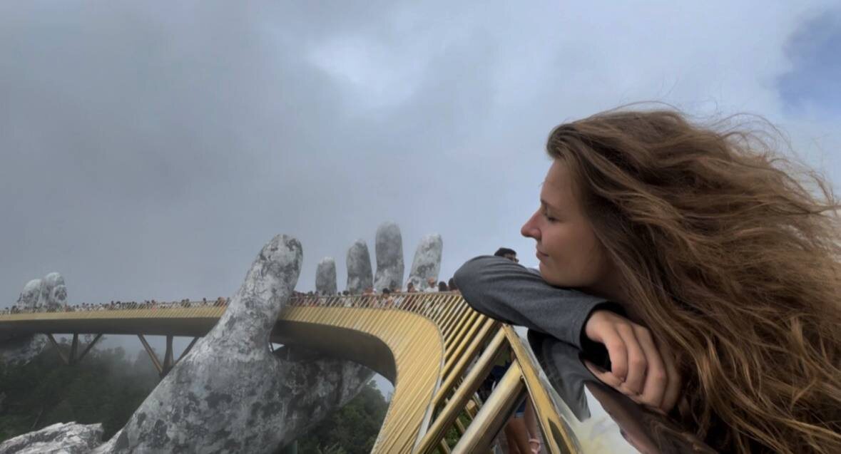 Золотой мост (Golden Bridge), расположенный на курорте Бана Хиллс (Ba Na Hills), недалеко от города Дананг, Вьетнам