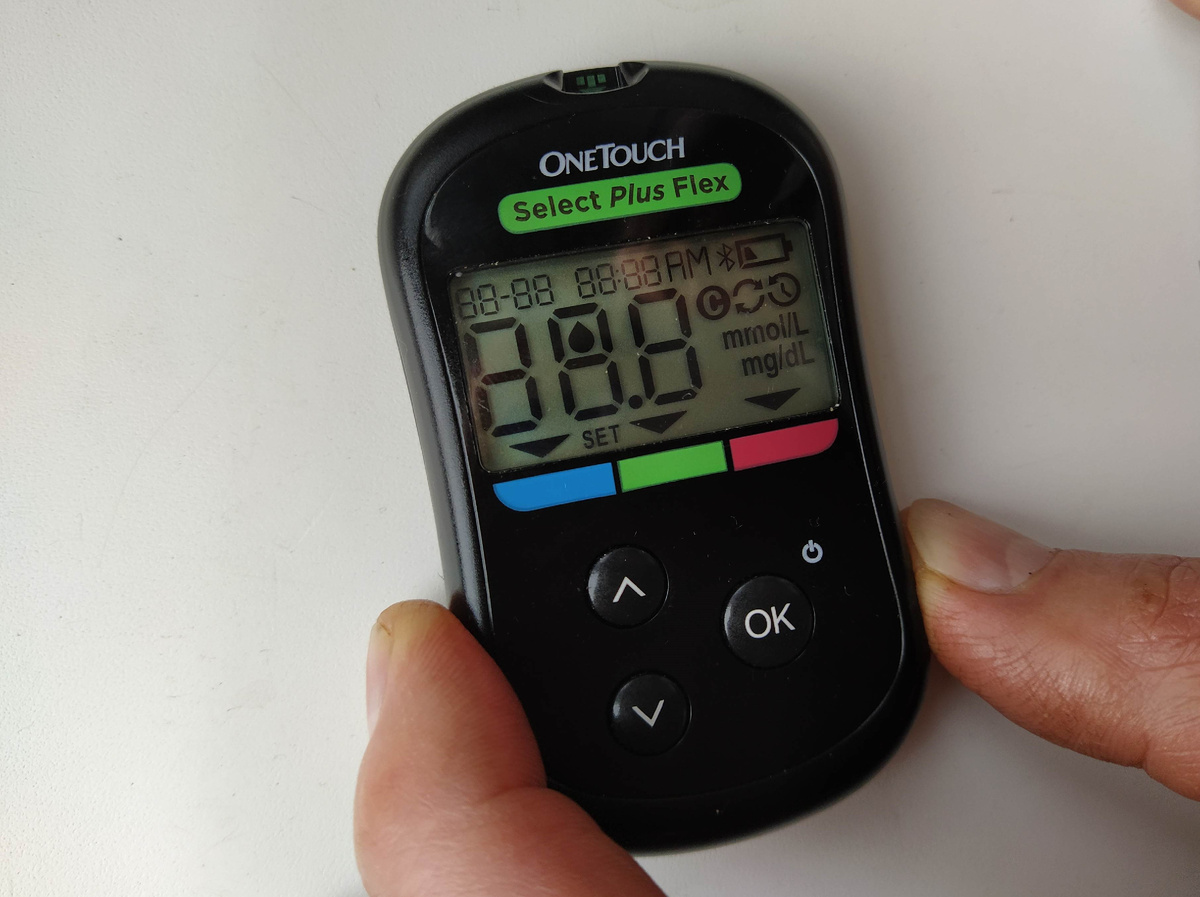 Это - домашний глюкометр, с помощью которого можно довольно быстро измерить уровень сахара в крови...