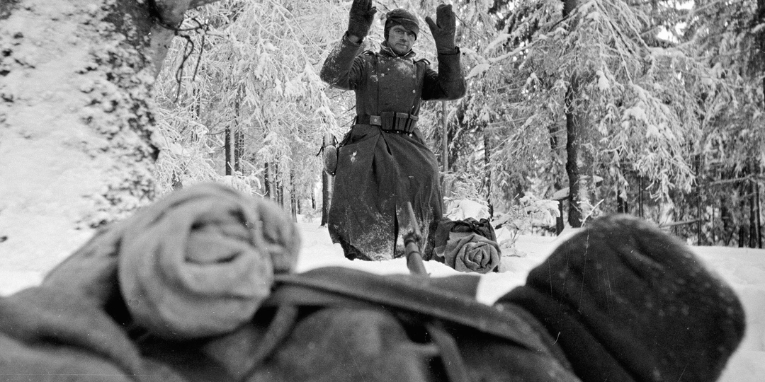 Я держал его на прицеле и не убил, пусть живёт, а через годы я увидел его детей...