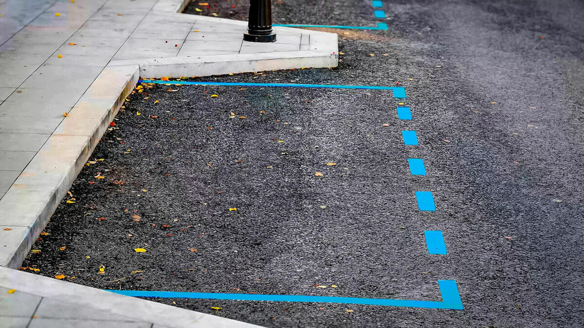 В Москве платные уличные парковки работают круглосуточно, и их стоимость зависит от расположения и тарифа. Оплату можно произвести через мобильное приложение, смс-сообщения на номер 7757 или паркоматы.