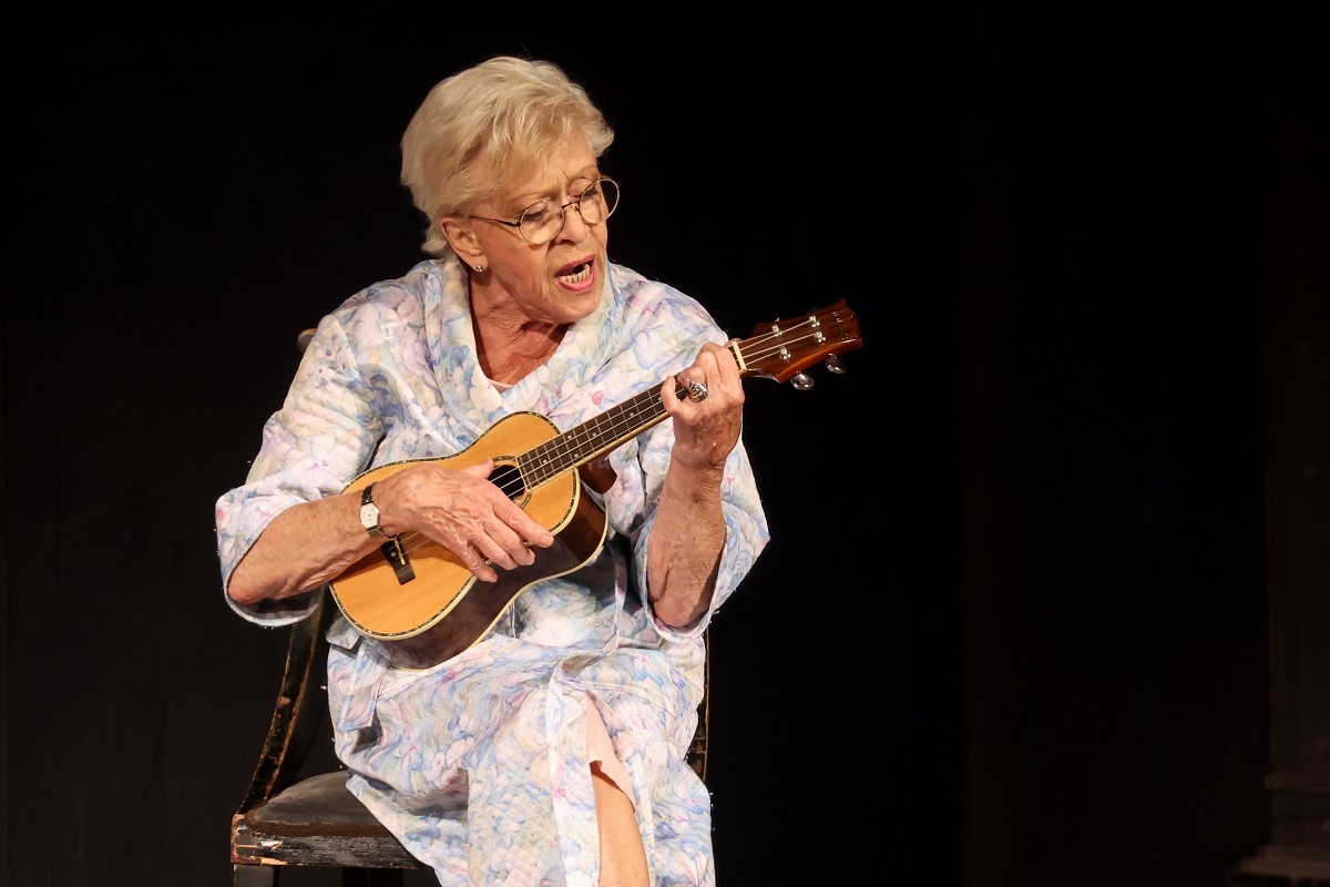    Алиса Фрейндлих в сцене из спектакля «Лето одного года» БДТ имени Г. А. Товстоногова