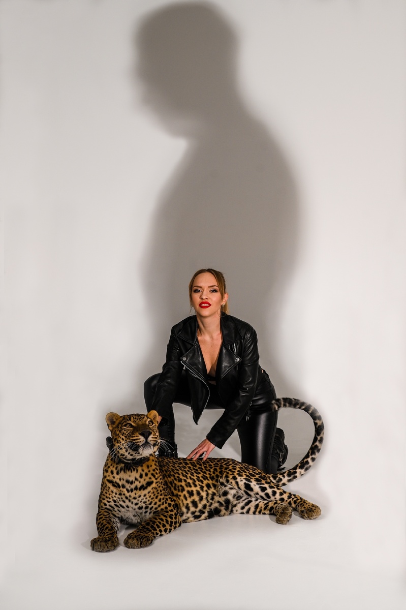 Фото не ИИ, а настоящее! Моя самая крутая съёмка с леопардом Цезарем. 