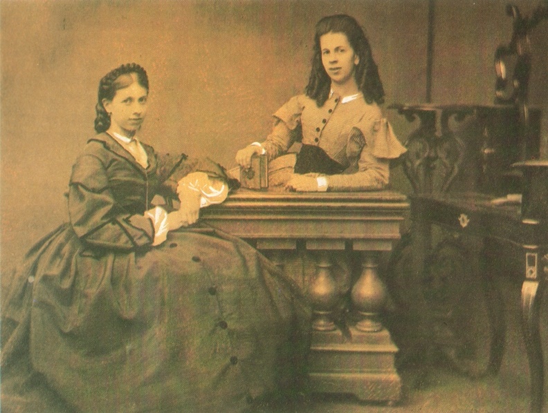 Сестры Софья (слева) и Татьяна Берс. Фотография 1861 г. https://commons.wikimedia.org/wiki/File:BersSisters.JPG
