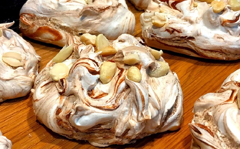 Безе с орехами и шоколадом: домашний десерт, который не уступает кондитерским