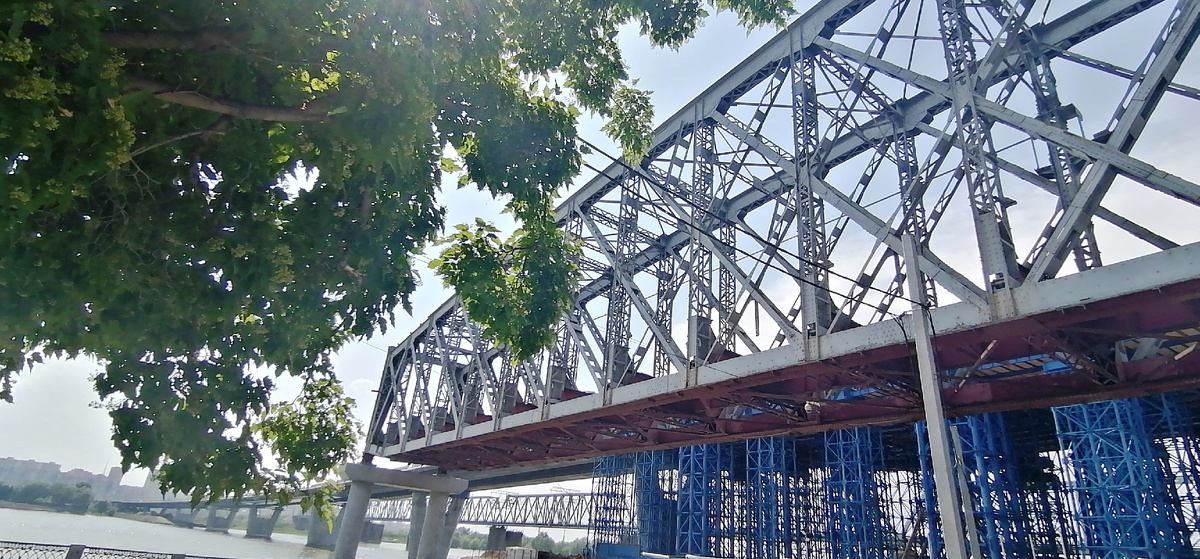 Фрагмент Ж/Д моста, строительство которого дало начало городу (Фото: Nixe (Bearna Team))