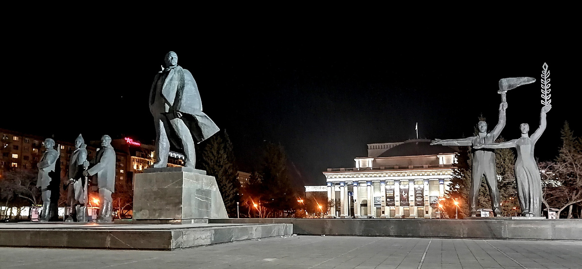 Памятник Ленину и Театр Оперы и Балета (НОВАТ) в Новосибирске (Фото: Nixe (Bearna Team))