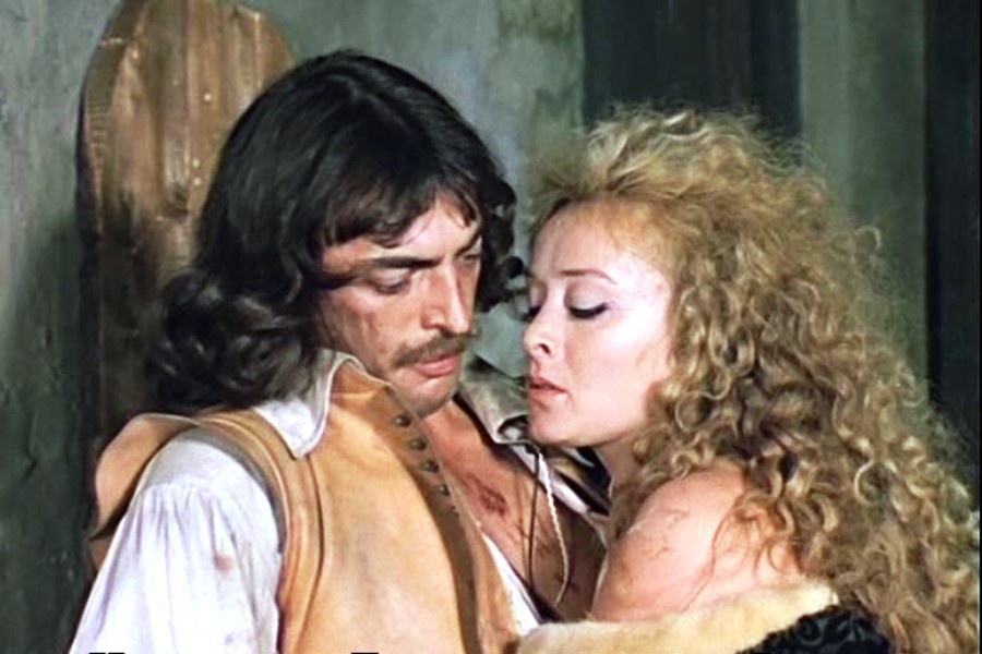 По описанию в романе - Миледи очень милая блондинка с ангельским лицом и безупречной фигурой...