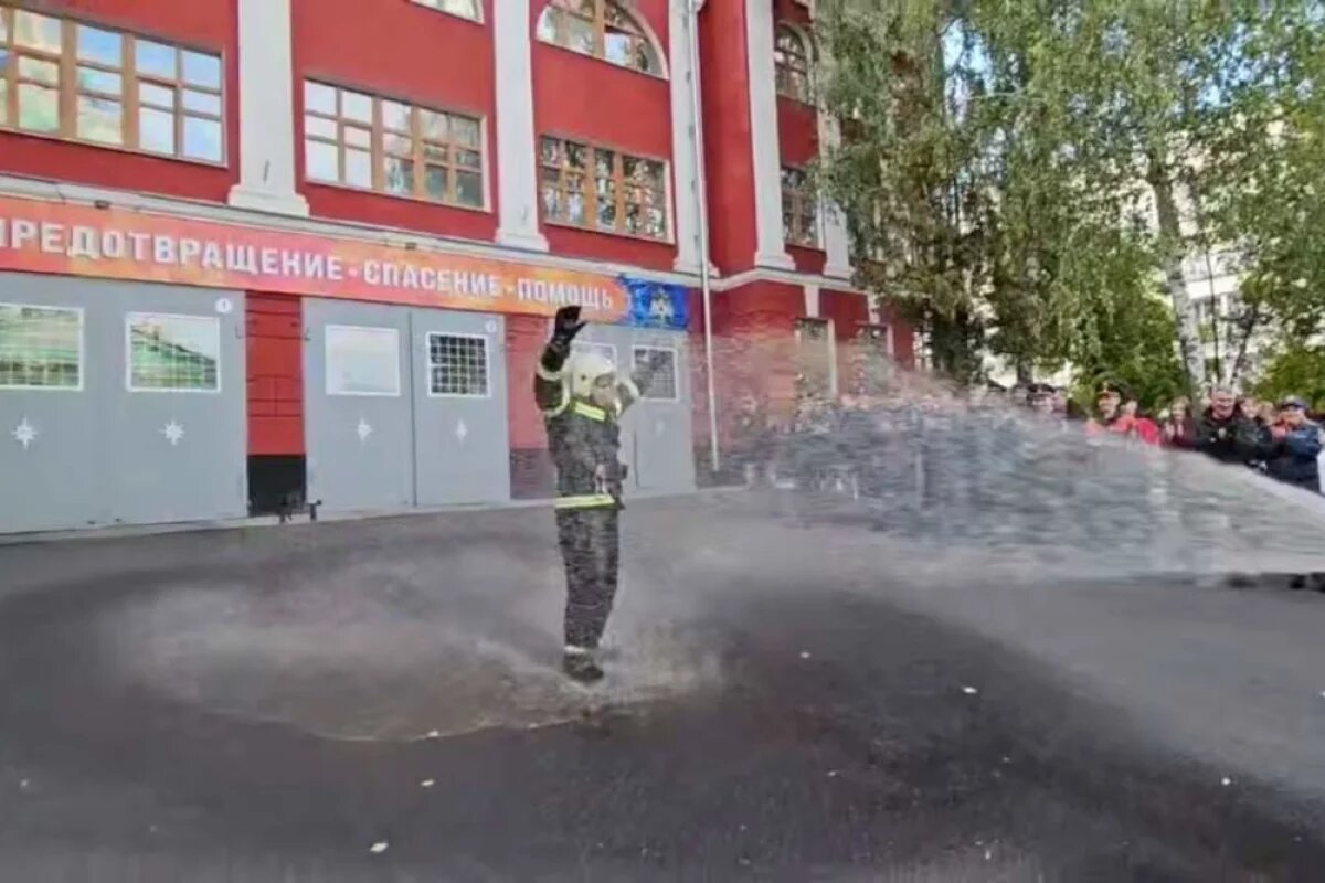   Курские пожарные проводили коллегу на пенсию и, по традиции, окатили водой