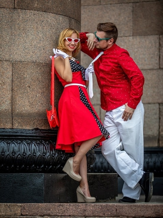 Ой, мне не очень ловко от его взгляда