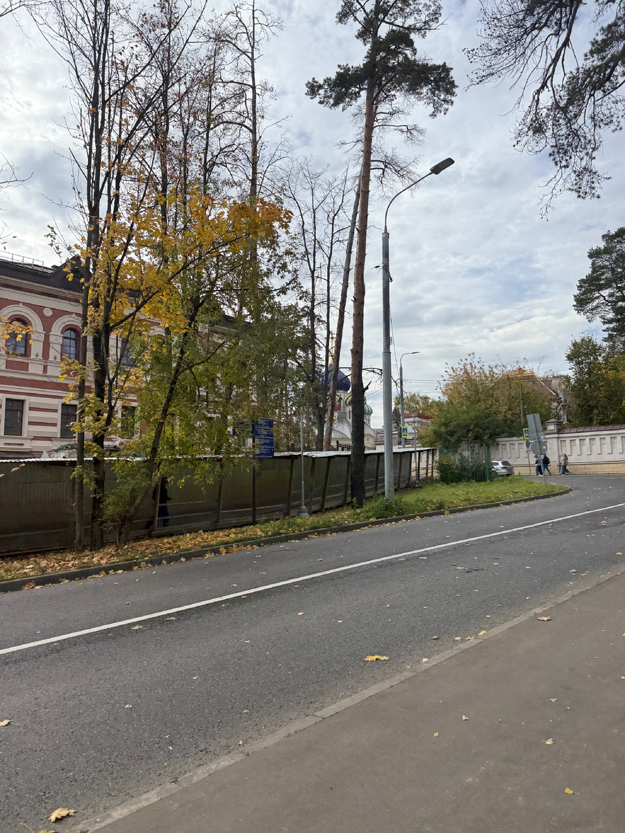 Вдалеке видны купола Храма