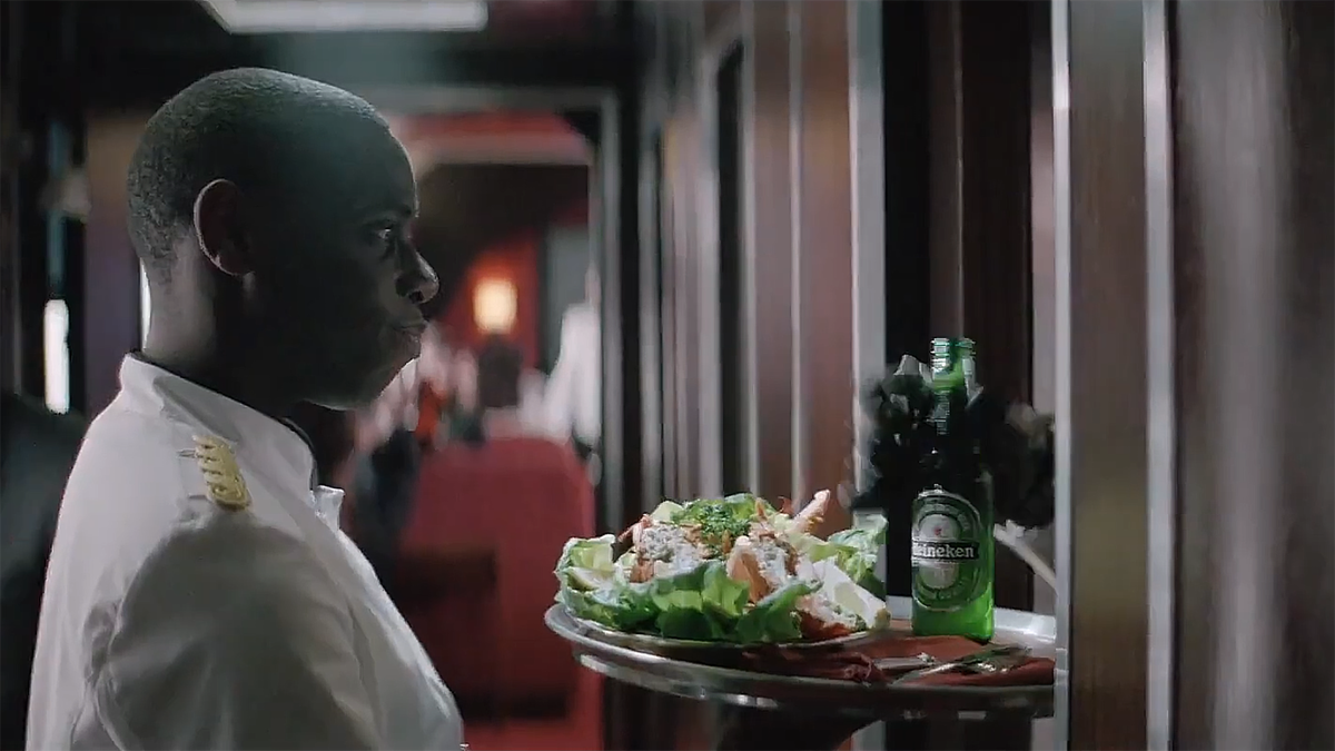Пиво Heineken в кадре из фильма "007: Координаты "Скайфолл" (2012)