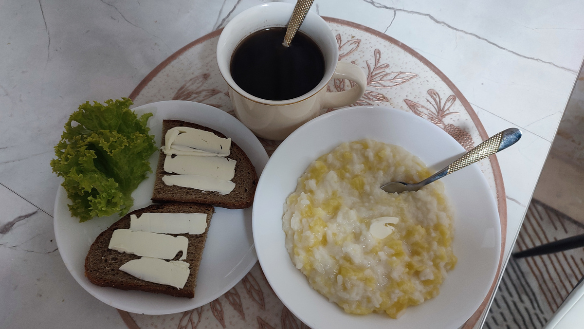 Завтрак: каша рисовая с тыквой, хлеб с маслом, кофе