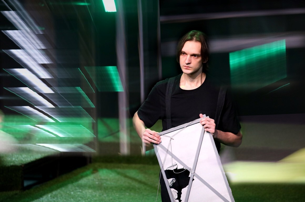 Станислав Курагин в спектакле "мальчики", 2025 г. Фото автора.