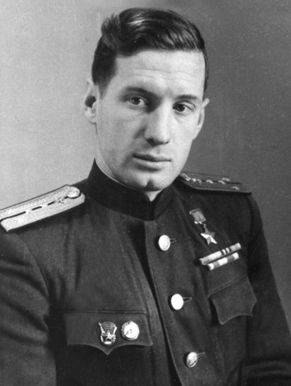 Владимир Николаевич Пчелинцев (30 августа 1919, Тамбов — 27 июля 1997, Балашиха) — участник Великой Отечественной войны, полковник. Снайпер. Герой Советского Союза (1942). Один из самых результативных снайперов Второй мировой войны