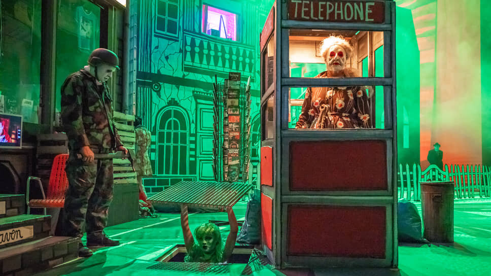 Персонажи спектакля превращены в человекообразных кукол: лица скрыты масками, естественная пластика — механической.📷Фото: Julian Roder / Volksbuhne