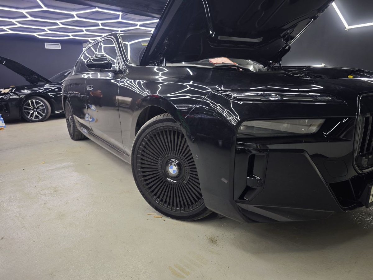 Источник фото: https://custom-heroes.ru/raboty/vid-uslugi/avtosvet/remont/bmw-7-serii-g70-ustranenie-zapotevaniya-dho/