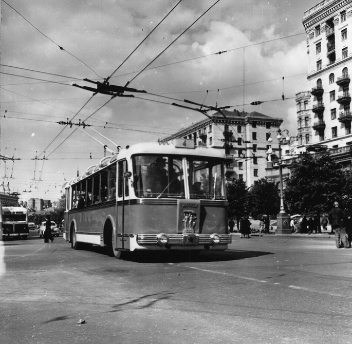 Первые дни работы троллейбусов ТБЭ-С в Киеве: ещё без инвентарного номера на маршруте №4. Крещатик, конец мая 1957 года. Фото из архива Кинофотодокументов им. Пшеничного. 