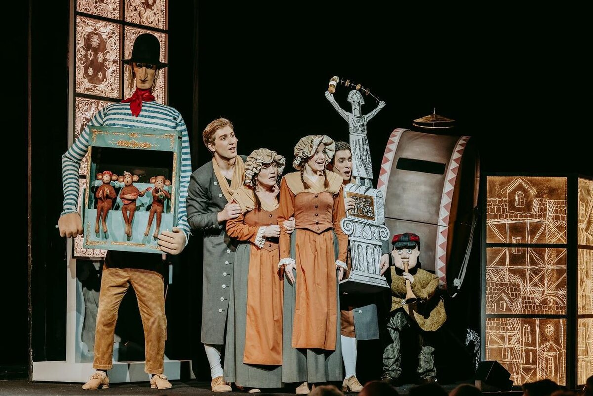 Государственный академический центральный театр кукол имени С.В. Образцова — это один из старейших и наиболее известных театров кукол в России, расположенный в Москве. Основан в 1931 году режиссёром и актёром Сергеем Владимировичем Образцовым. Театр прославился своими уникальными кукольными спектаклями, которые сочетают мастерство актёров, оригинальные постановки и высокое художественное качество