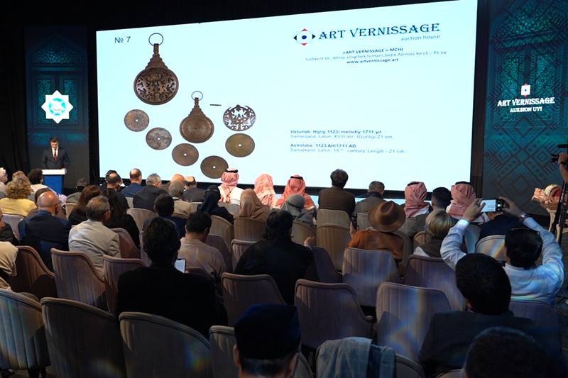 Презентация дара. Фото пресс-службы ЦИЦ