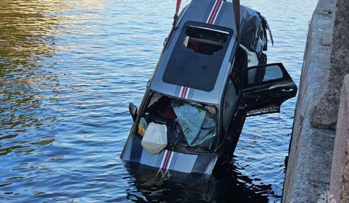     В Петербурге подняли из воды Porsche, вылетевший в реку в центре города. Источник: ria.ru Автор фото: МЧС Санкт-Петербурга/Telegram