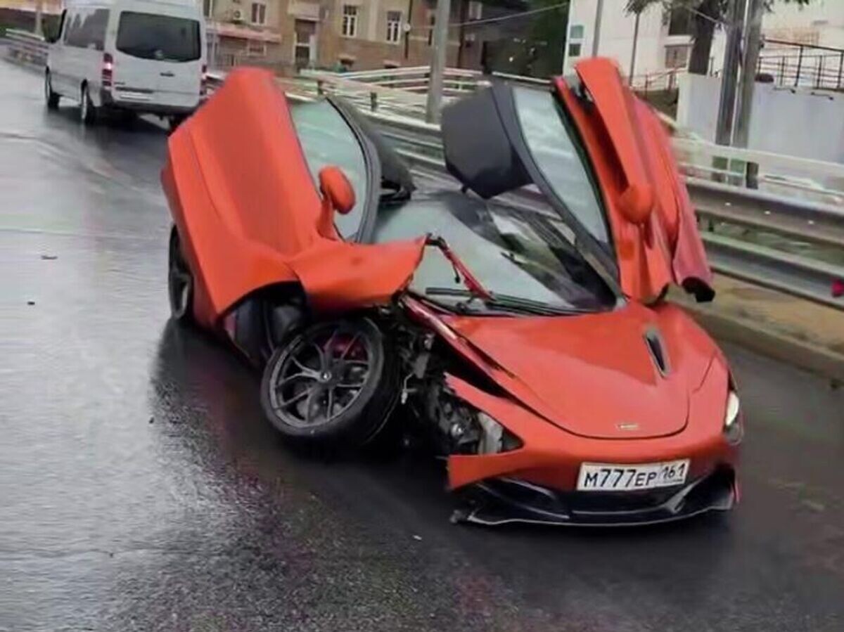    Последствия ДТП с участием автомобиля McLaren в Ростове-на-Дону. Кадр видео© соцсети Евгения Чеботарева