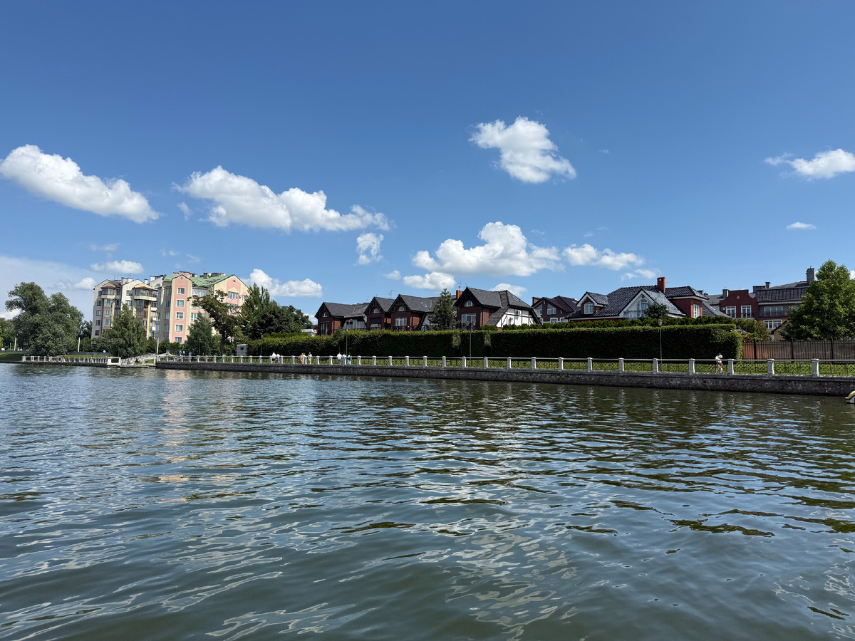 В перый месяц, мы старались максимально все посмотреть