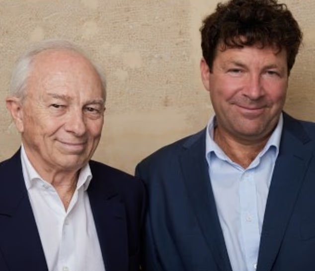 Продав 440 000 экземпляров своей книги «Бог, наука, доказательства: Рассвет революции» с момента ее выхода в 2021 году, французские ученые Мишель-Ив Боллоре, 79 лет (слева) и Оливье Боннасси, 59 лет (справа), теперь представляют её в Великобритании и США.